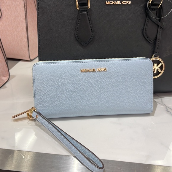 MICHAEL KORS LARGE TRAVEL CONTINENTAL WRISTLET WALLET PHONEHOLDER 
Vista Blue - Picture 4 of 16